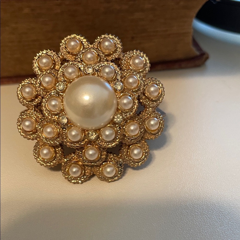 Elegant Gold and Pearl Flower Ring